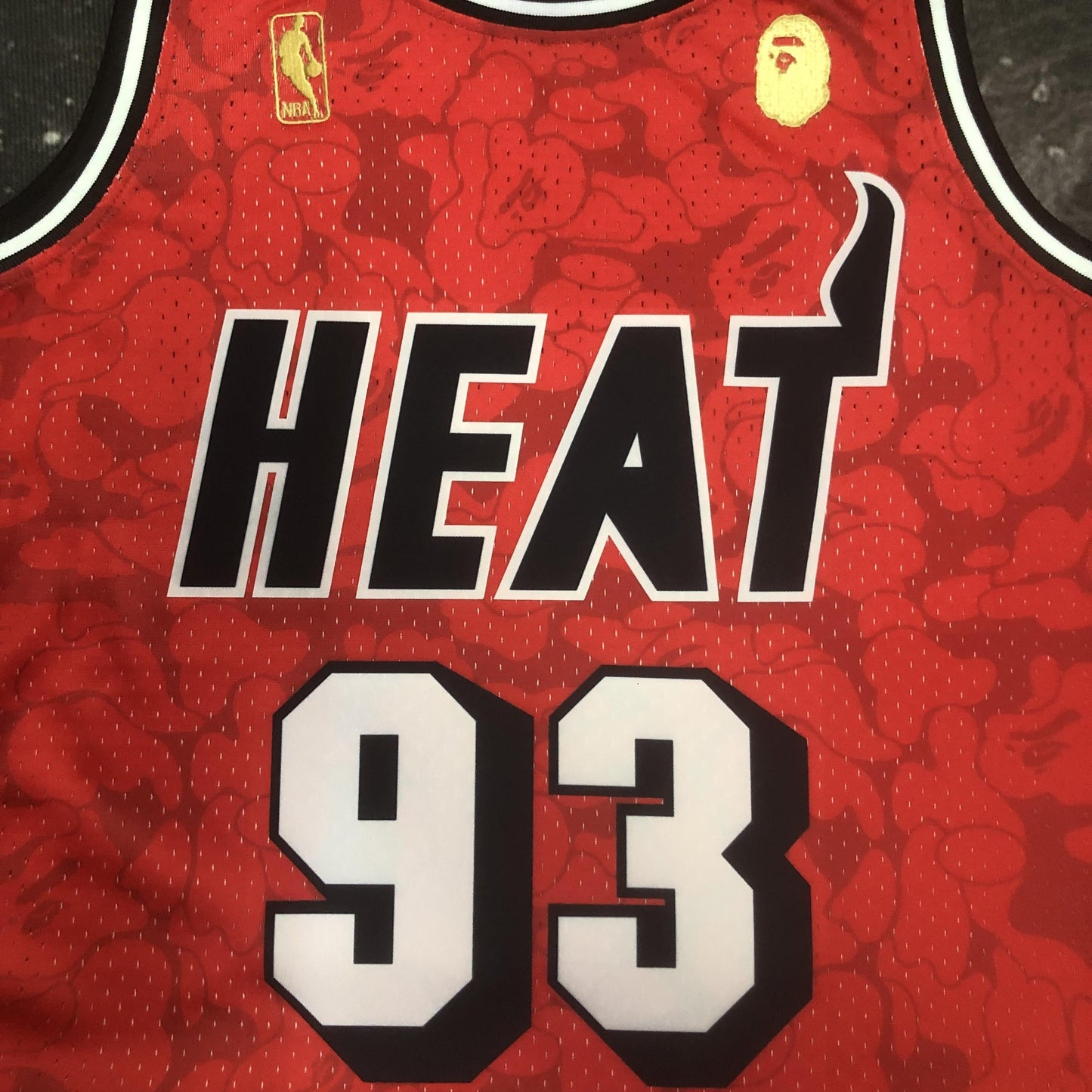 Swingman BAPE x Miami Heat Mitchell & Ness Hardwood Classics 1993 Jersey