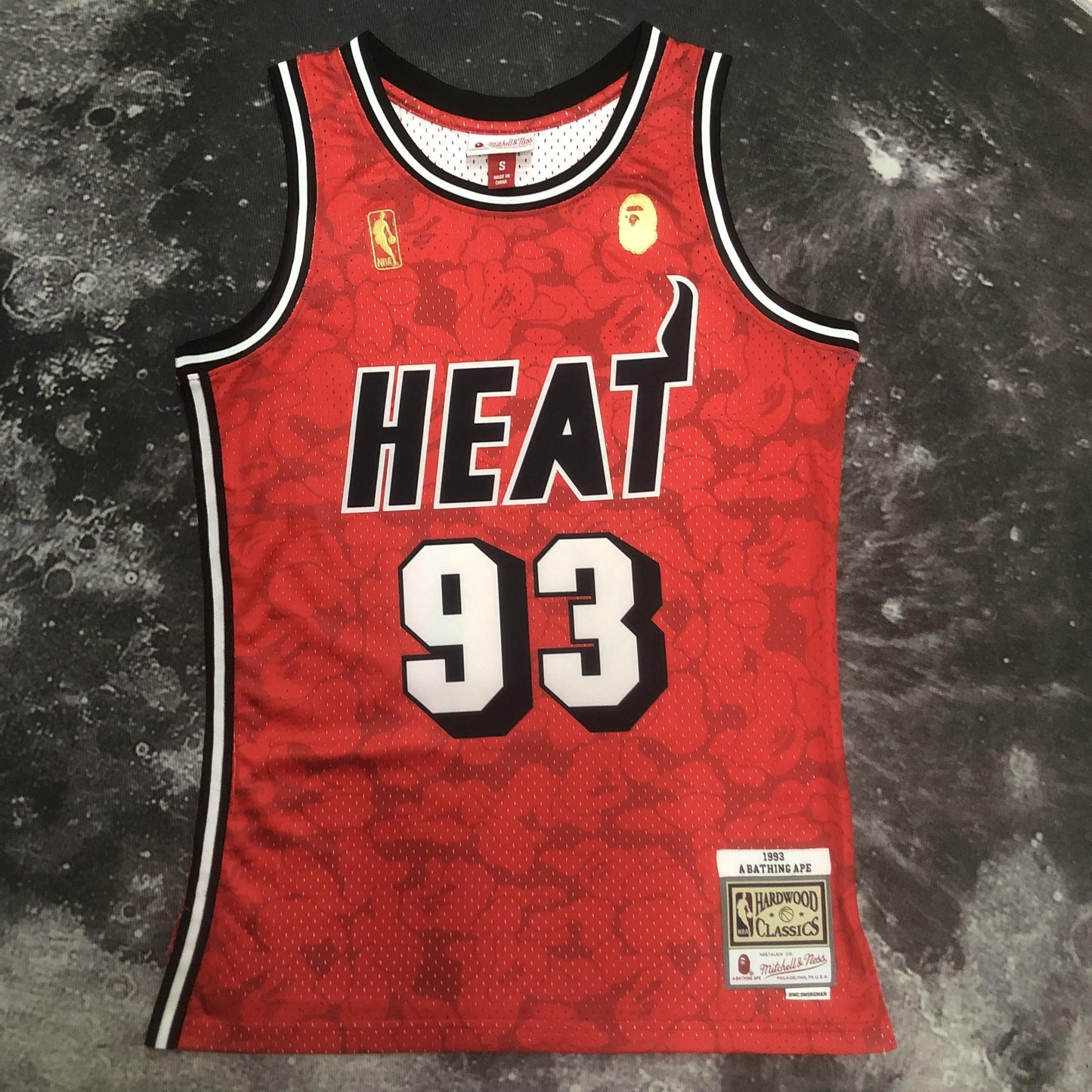 Swingman BAPE x Miami Heat Mitchell & Ness Hardwood Classics 1993 Jersey