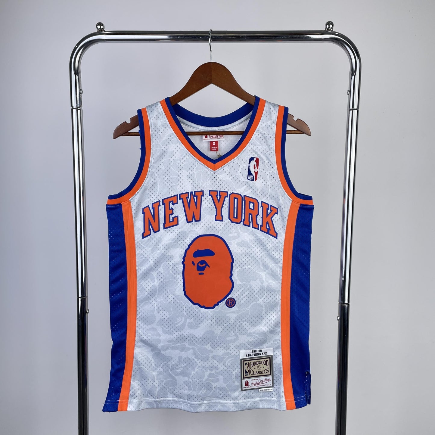 Swingman BAPE x New York Knicks Mitchell & Ness Hardwood Classics 1998/99 Jersey