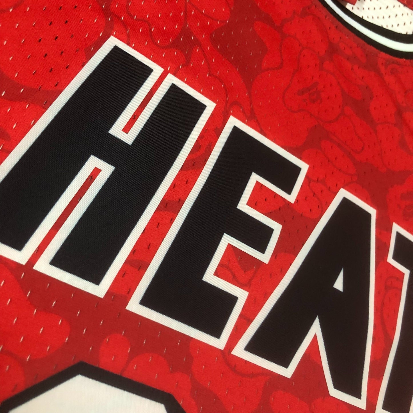 Swingman BAPE x Miami Heat Mitchell & Ness Hardwood Classics 1993 Jersey