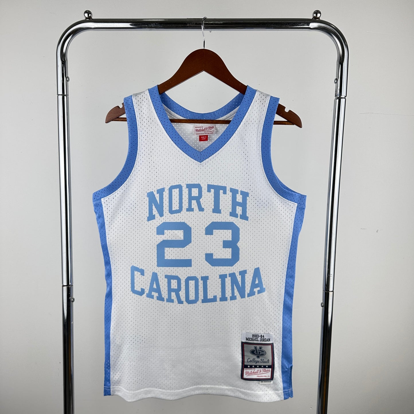 Swingman Michael Jordan University Of North Carolina Mitchell & Ness Hardwood Classics 1983 Jersey