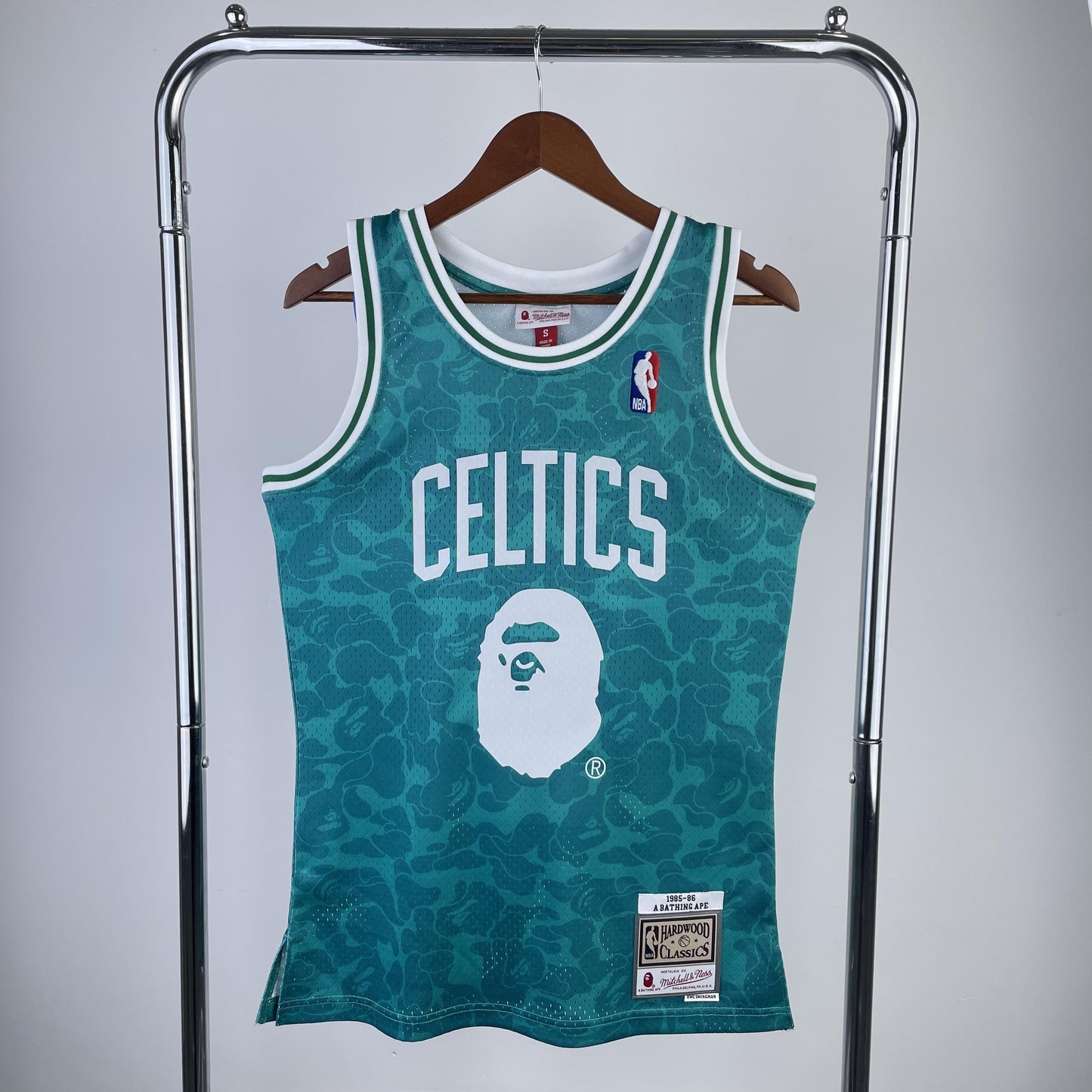 Swingman BAPE x Boston Celtics Mitchell & Ness Hardwood Classics 1985/86 Jersey